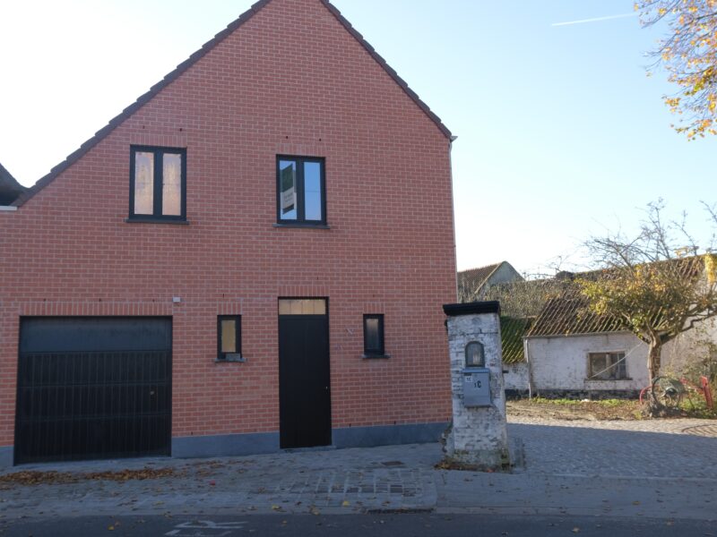 Ruime nieuwbouwwoning met terras in hartje Stalhille