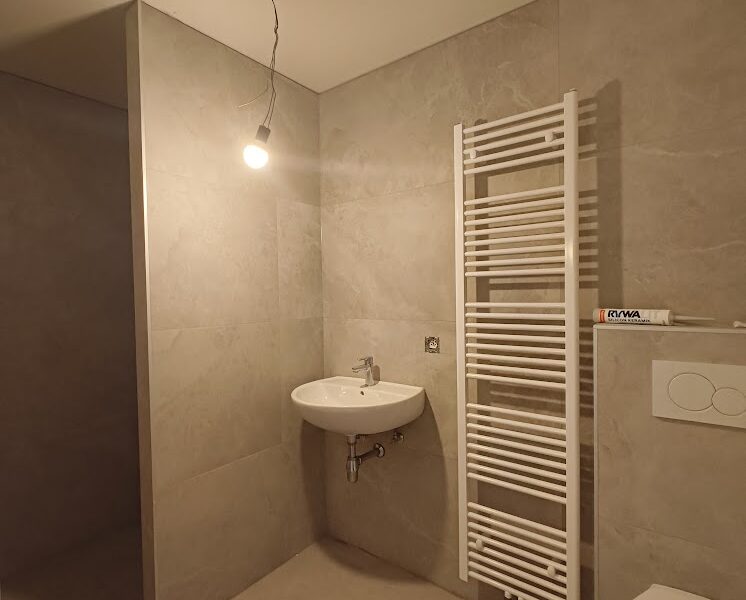 Ruime nieuwbouwwoning met terras in hartje Stalhille